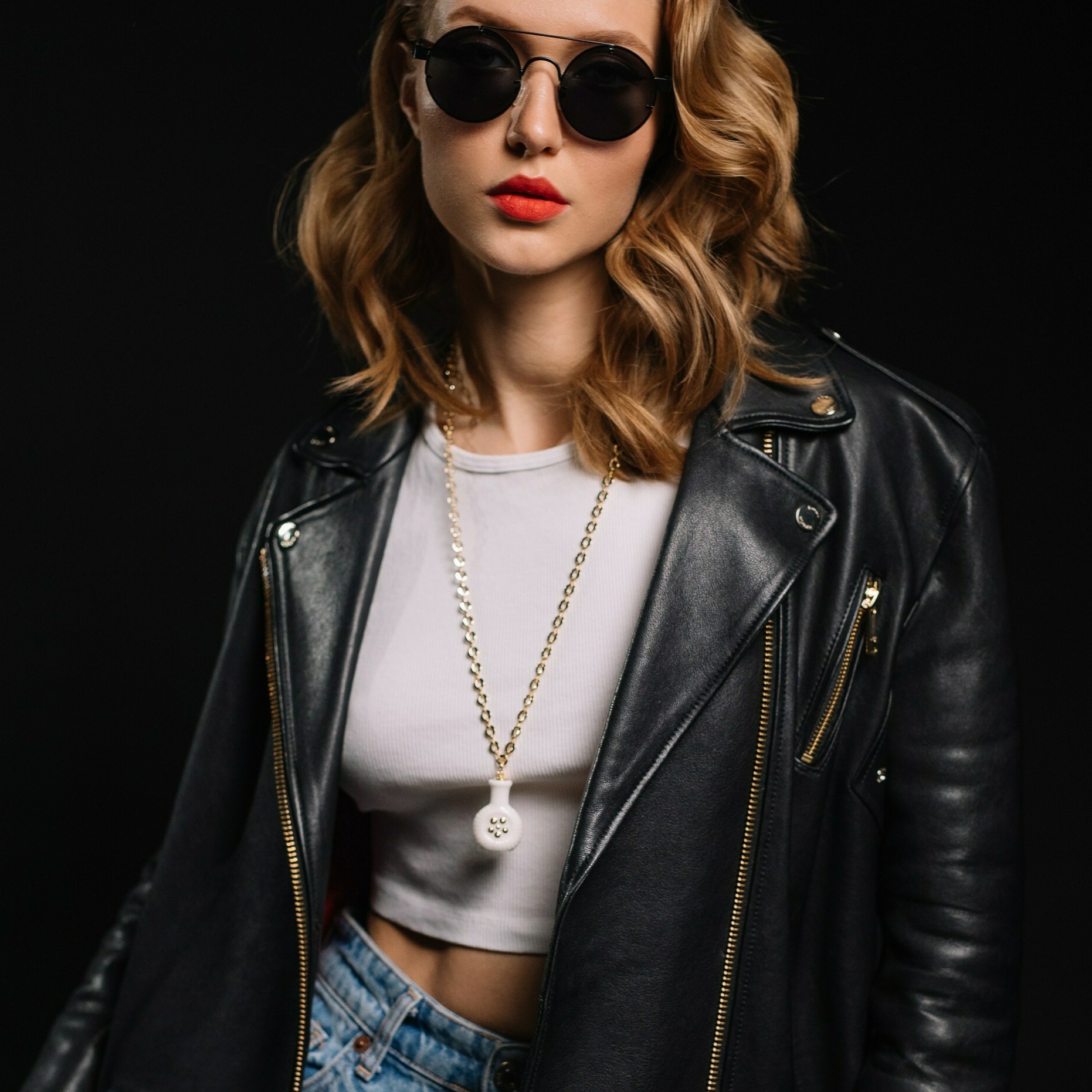 Кулон Флакон №1 белый в золоте