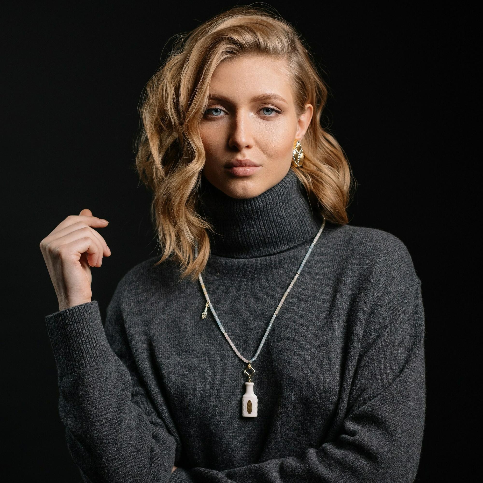 Колье флакон №2 белый с натуральным камнем берилл и жирафом в золоте