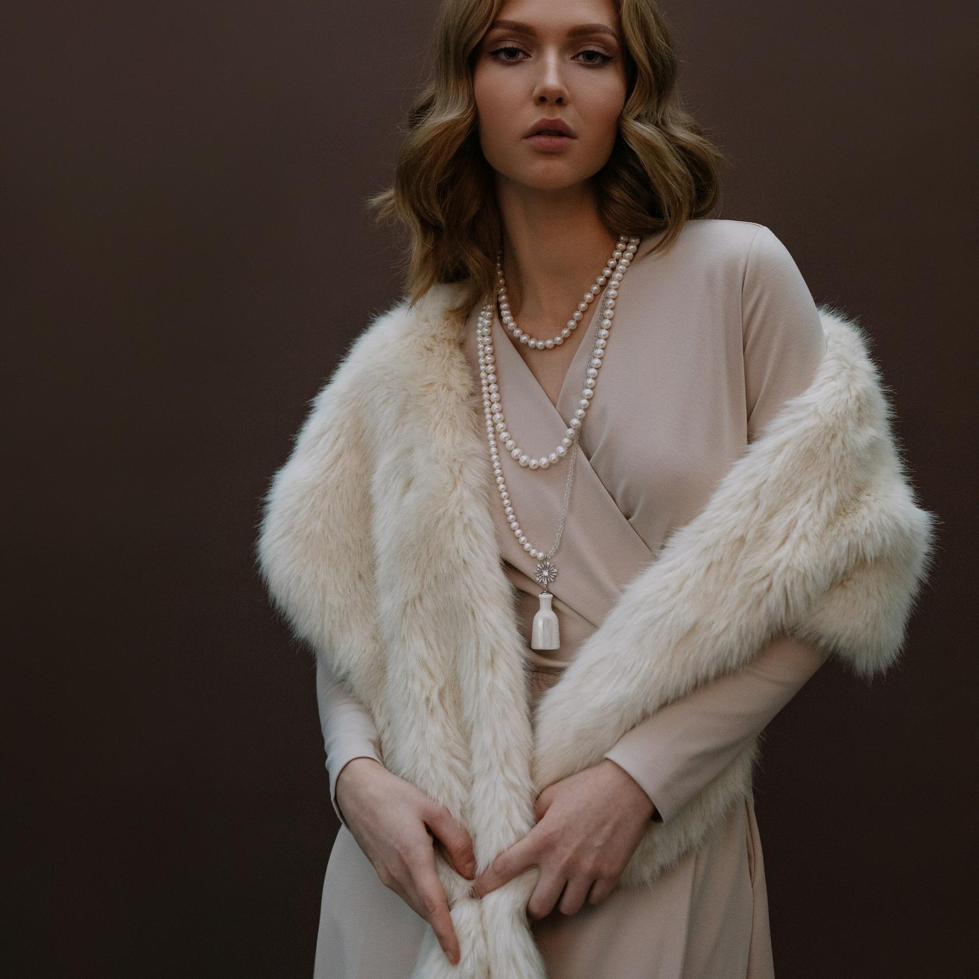 Колье Флакон №3 белый с перламутром, натуральным жемчугом, хрустальным стеклом и фианитами