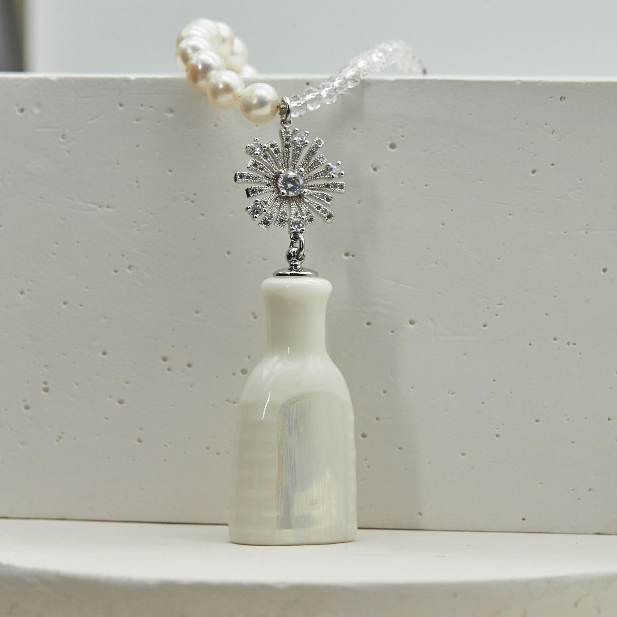 Колье Флакон №3 белый с перламутром, натуральным жемчугом, хрустальным стеклом и фианитами