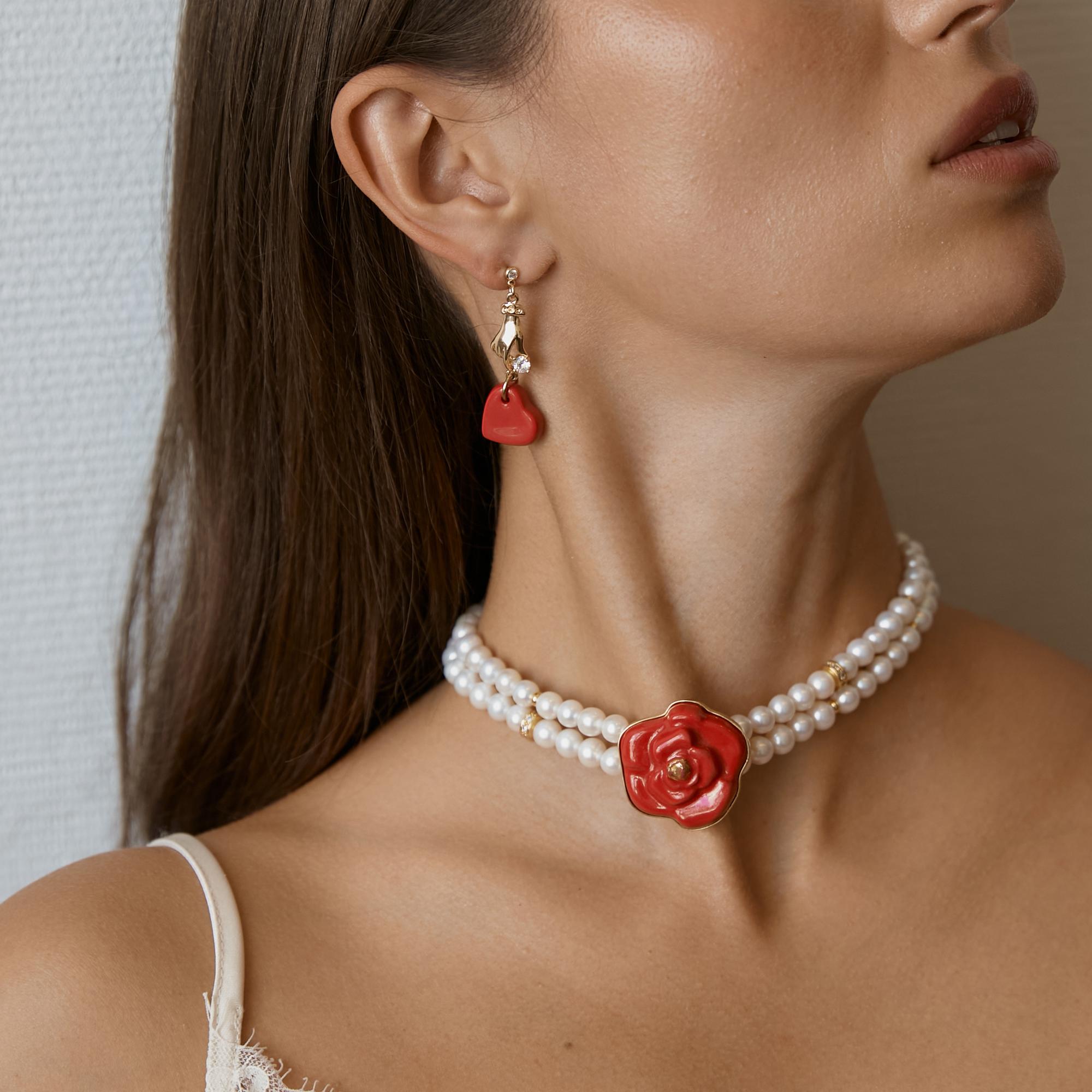 Серьги асимметричные с красным сердцем, рукой и фианитами