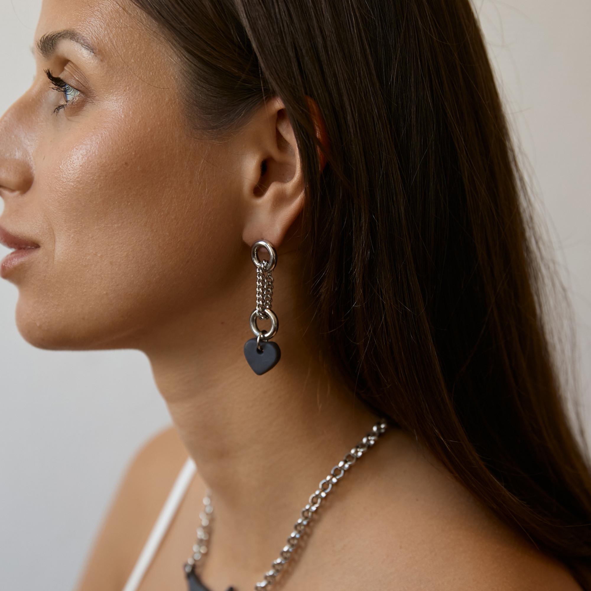Серьги асимметричные с черным сердцем и цепью в платине