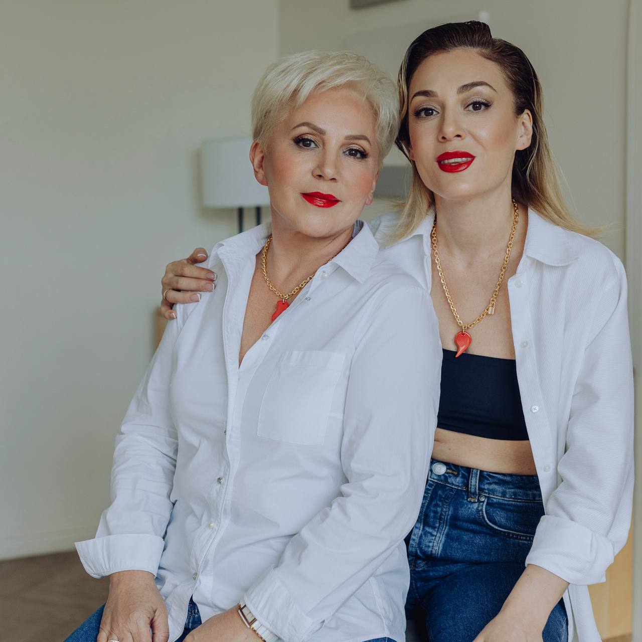 Колье 2 половинки сердца с талисманами- красный в золоте