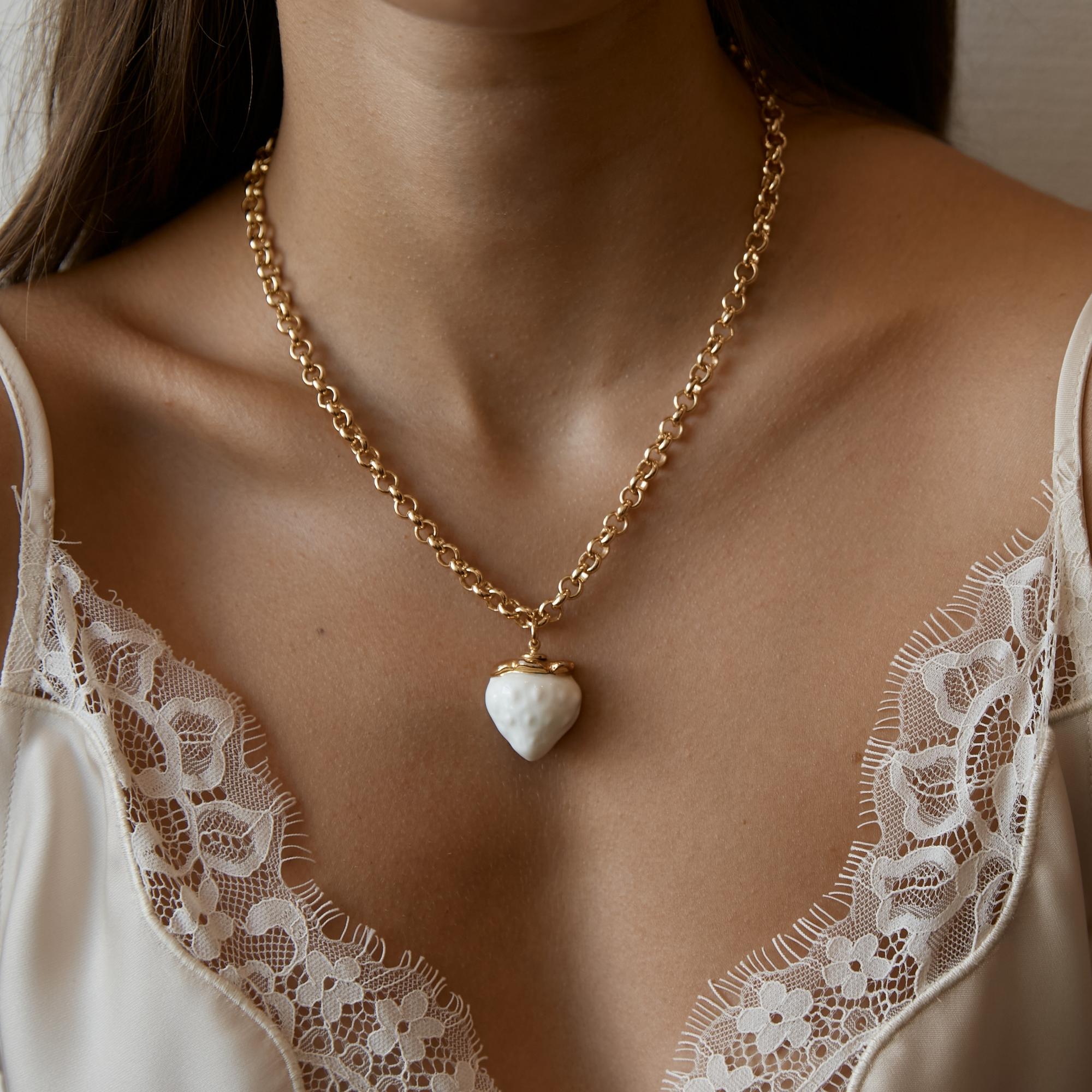 Кулон клубника белая на цепи в золоте