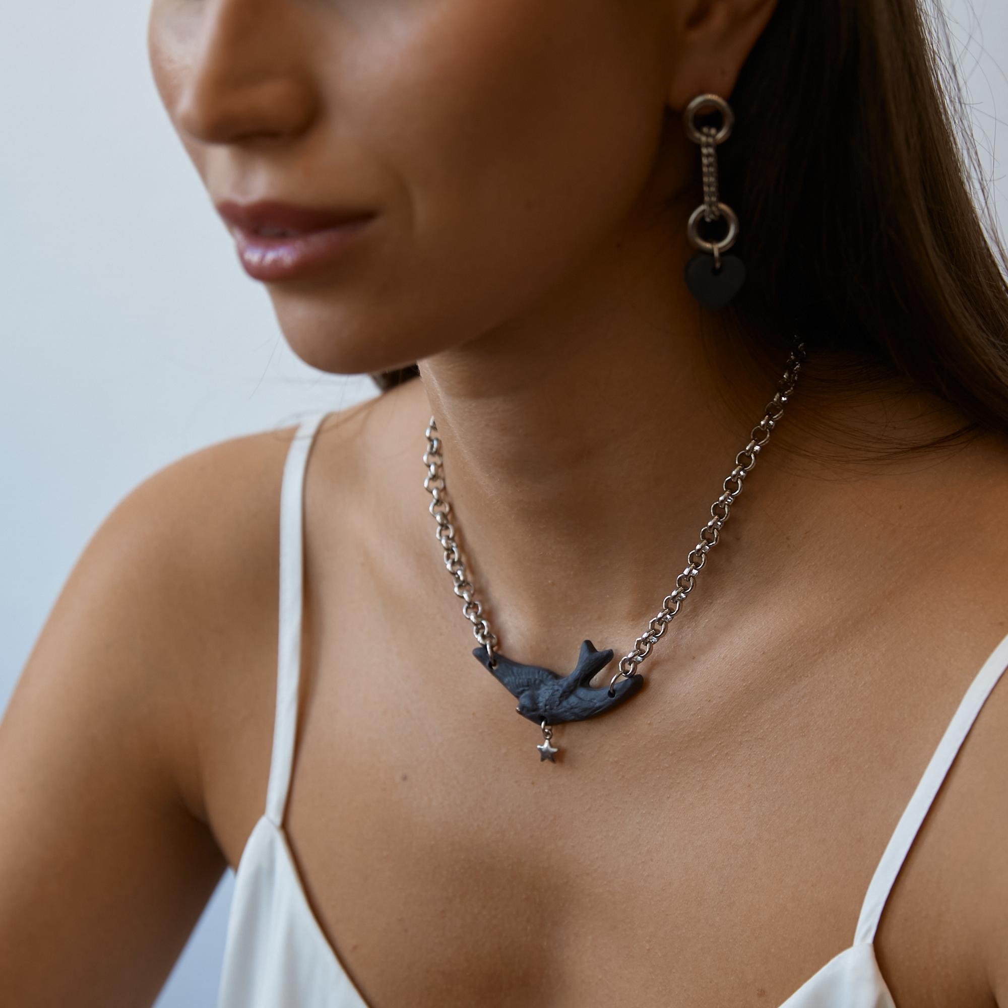 Колье птица черная со звездой на цепи в платине