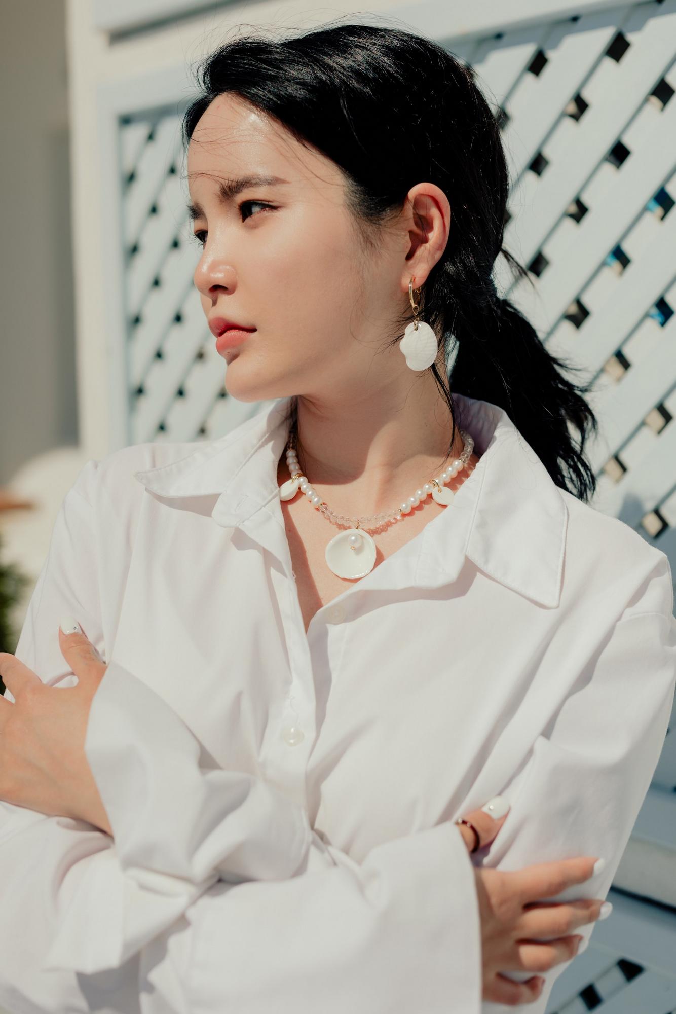 Колье ракушка с натуральным жемчугом и хрустальных стеклом