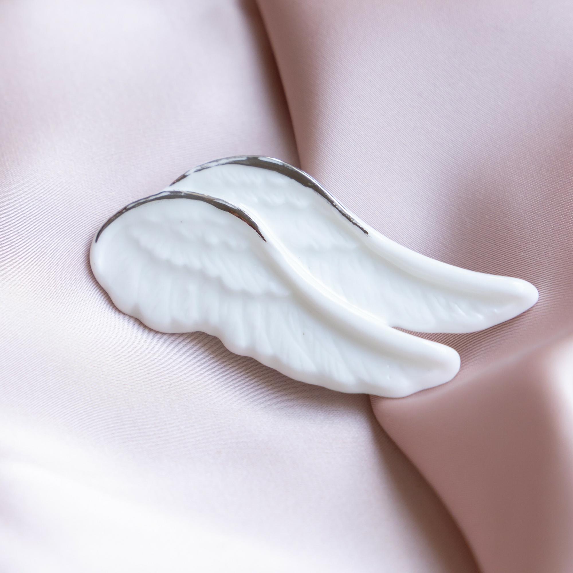 Брошь "Со мной ты расправишь Крылья" белая с платиной