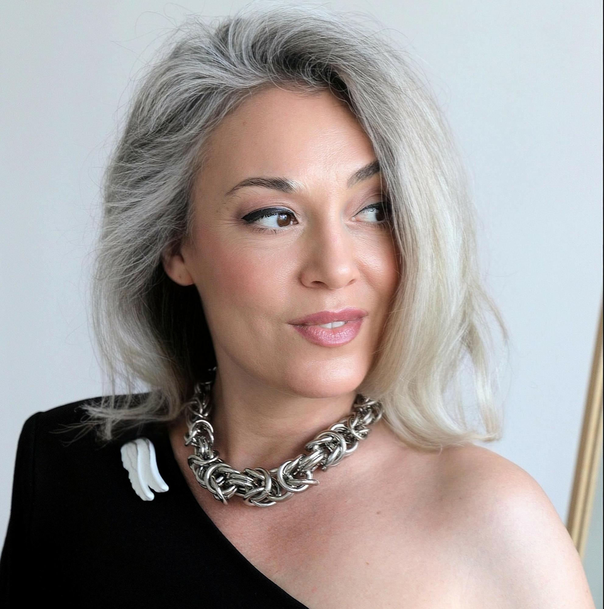 Брошь "Со мной ты расправишь Крылья" белая с платиной