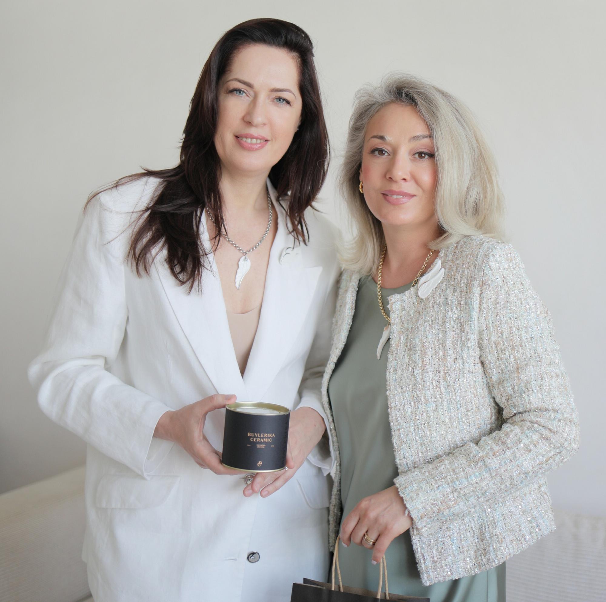 Брошь "Со мной ты расправишь Крылья" белая с  золотом