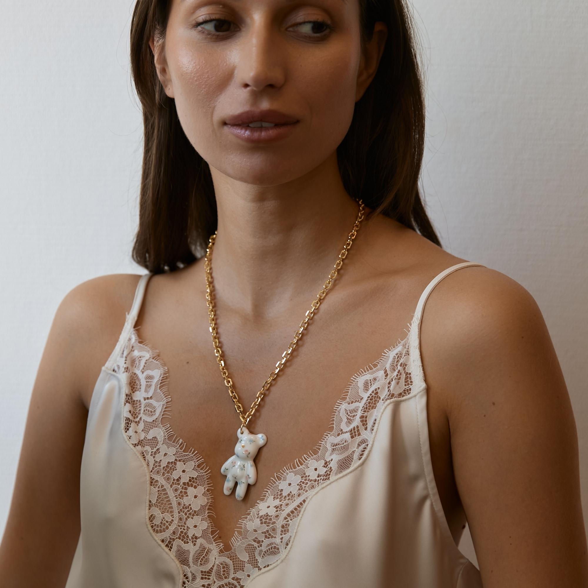 Кулон мишка в сине-красный цветочек на цепи в золоте