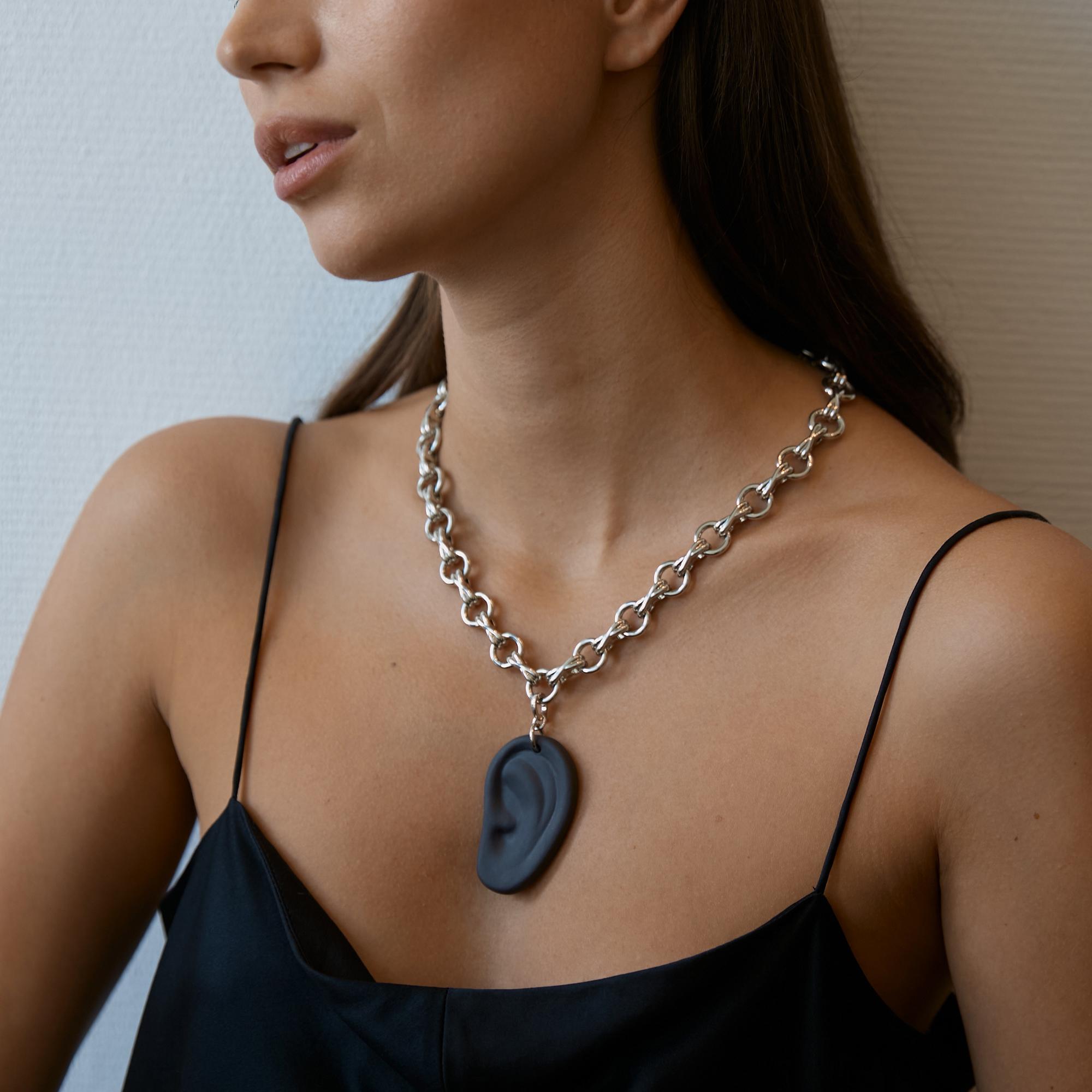 Кулон ухо черное на цепи в серебре