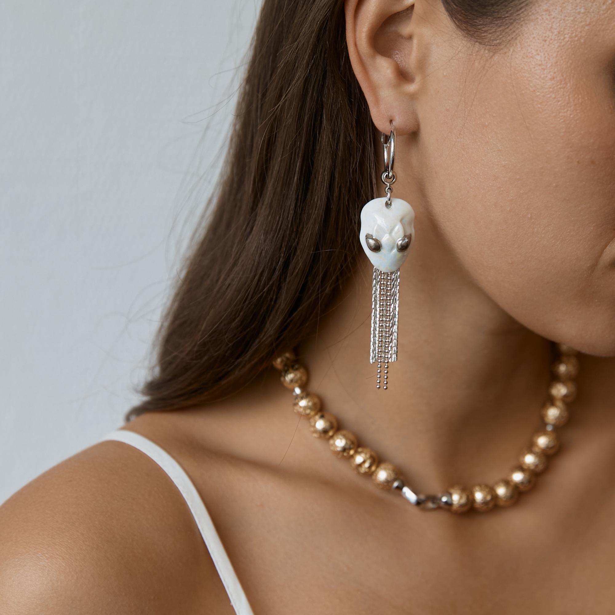 Серьги асимметричные с крестом и перламутровой змеей в платине