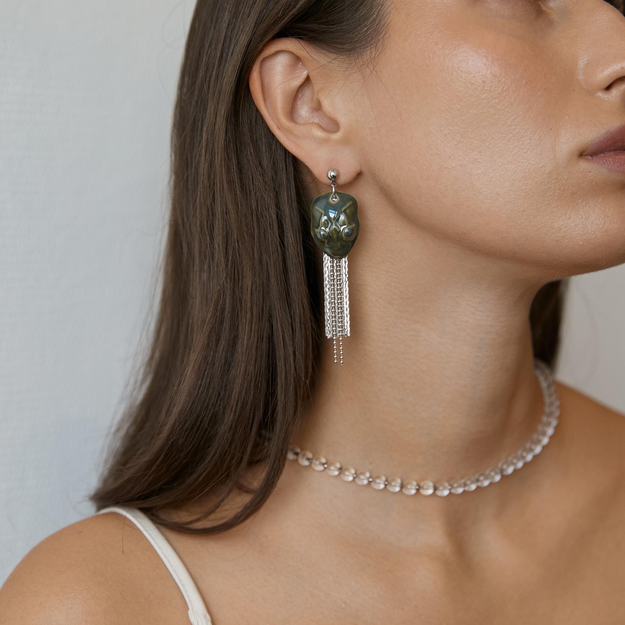 Серьги асимметричные змеи зеленые в платине