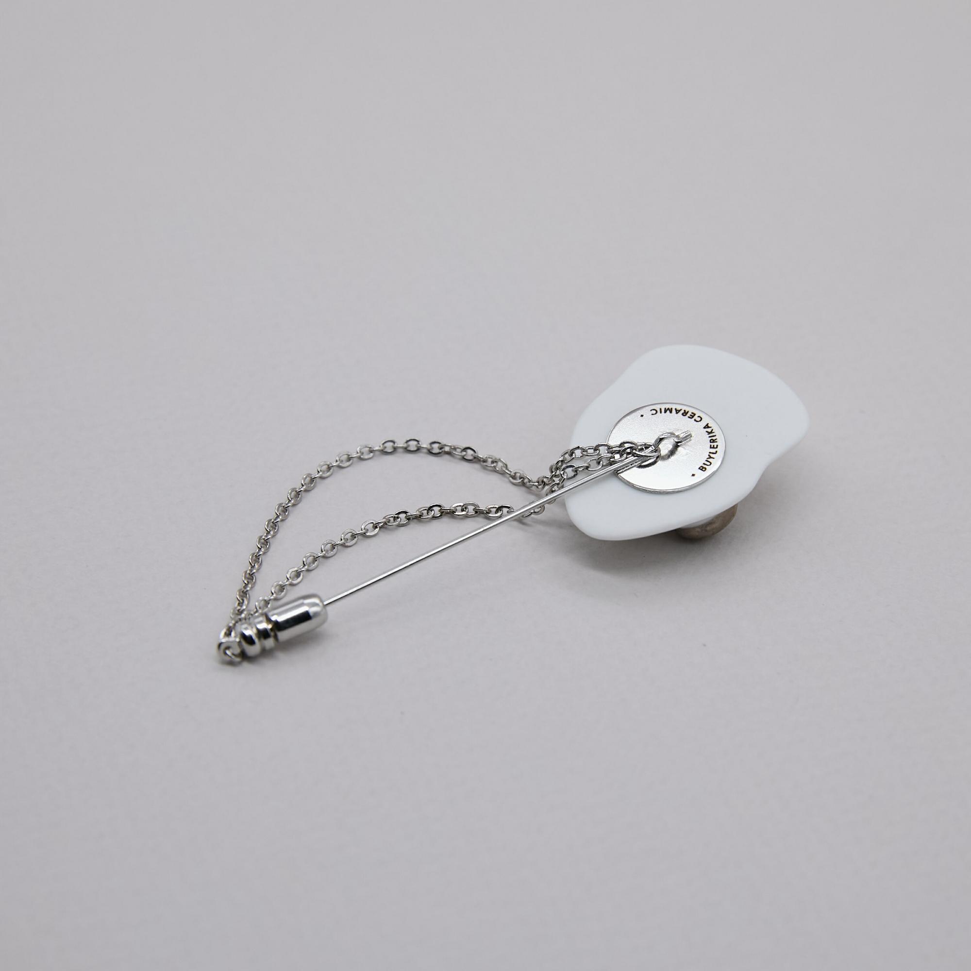 Брошь змея белая на французской булавке с цепью в серебре