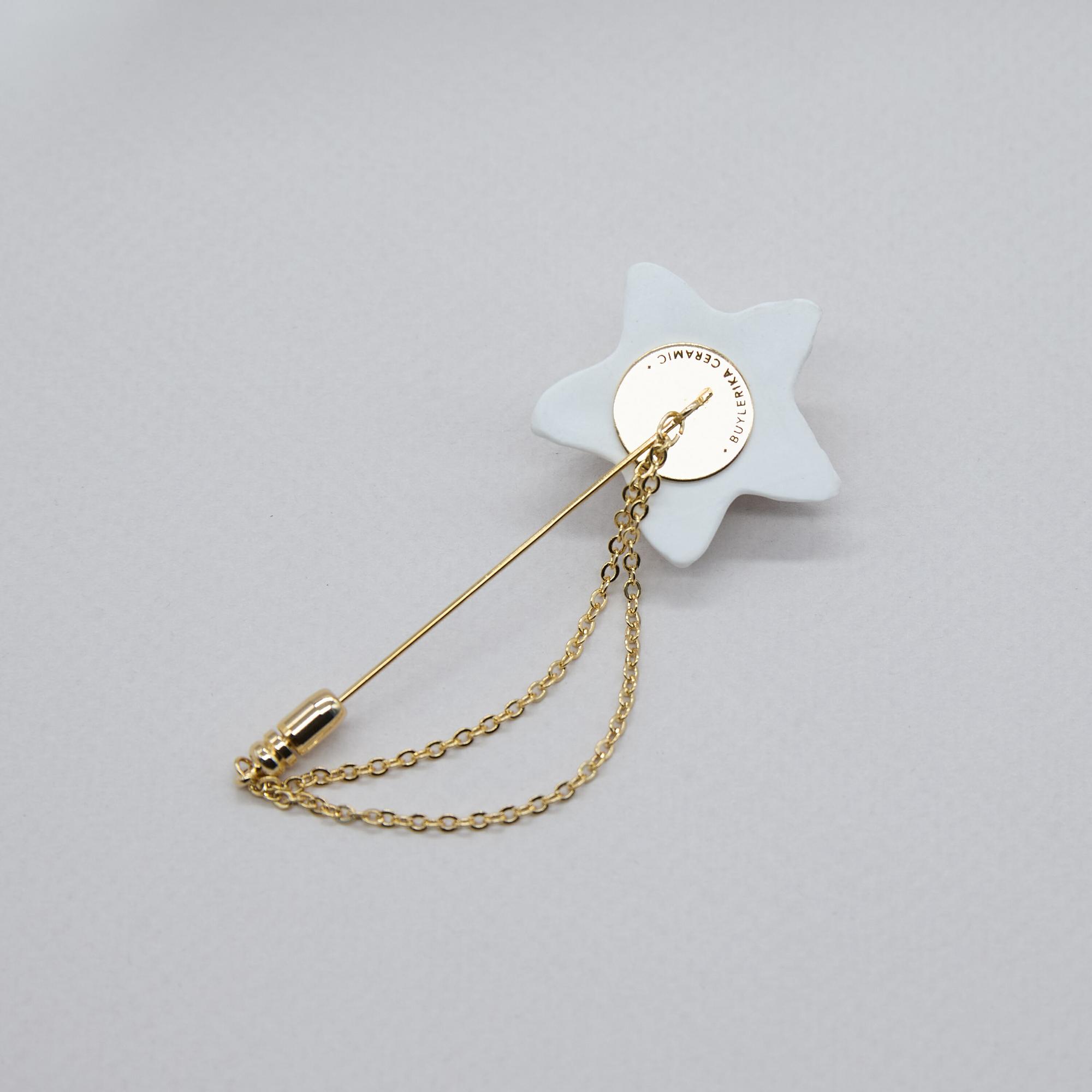 Брошь морская звезда белая на французской булавке с цепью в золоте