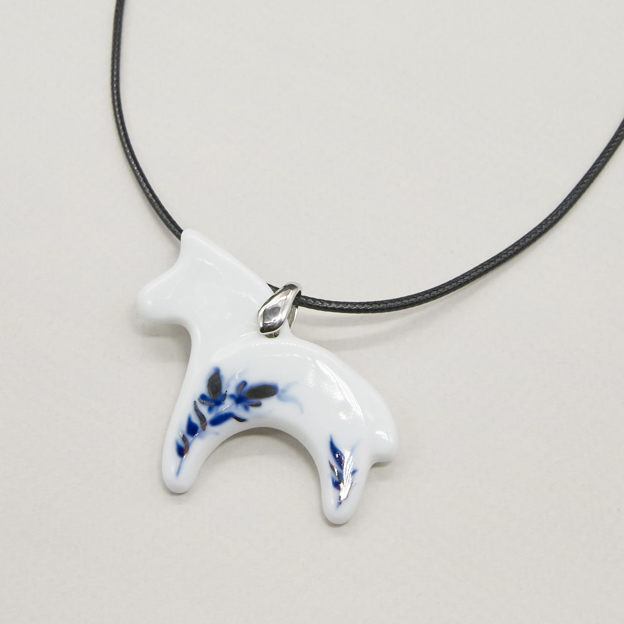 Кулон коник роспись травы на шнурке в платине