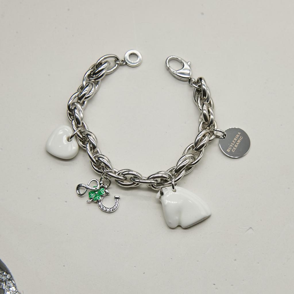 Браслет с талисманами: белое сердце, голова лошали, подкова, клевер, бесконечность в платине