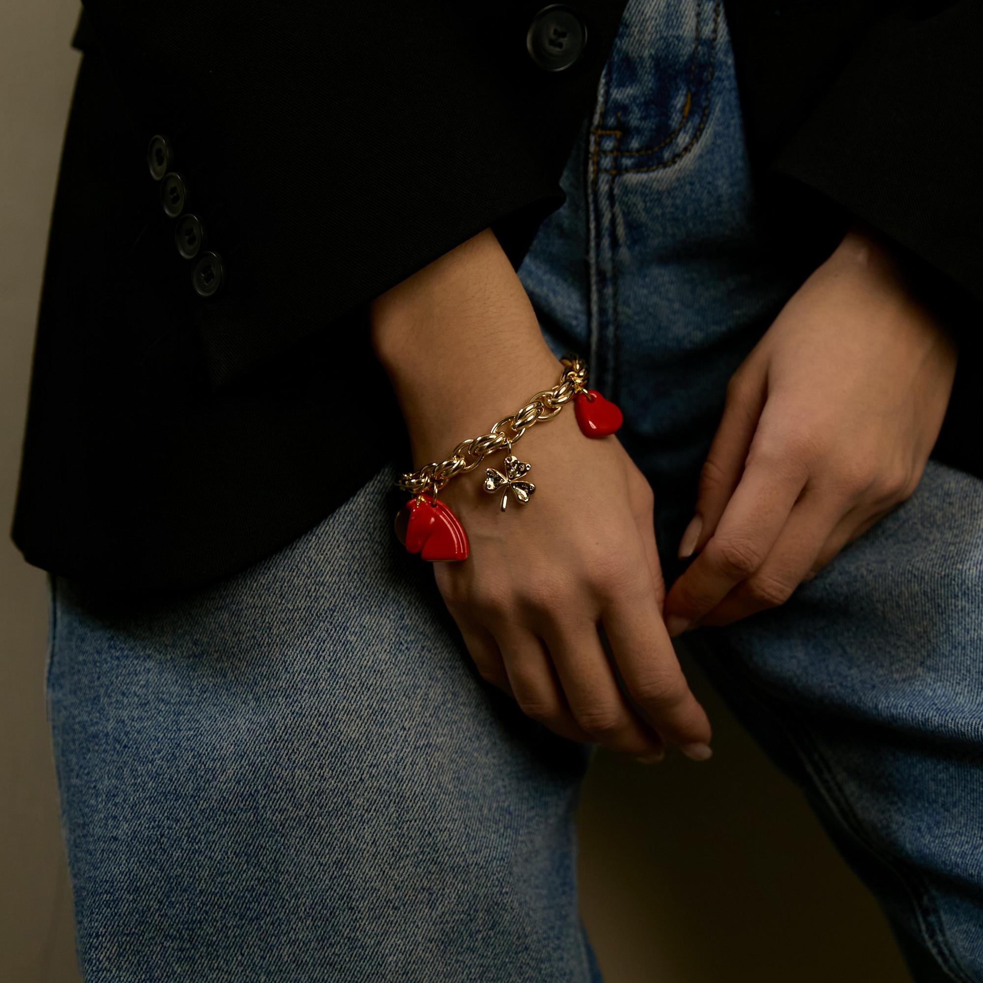 Браслет с талисманами: красное сердце, клевер, голова лошади в золоте