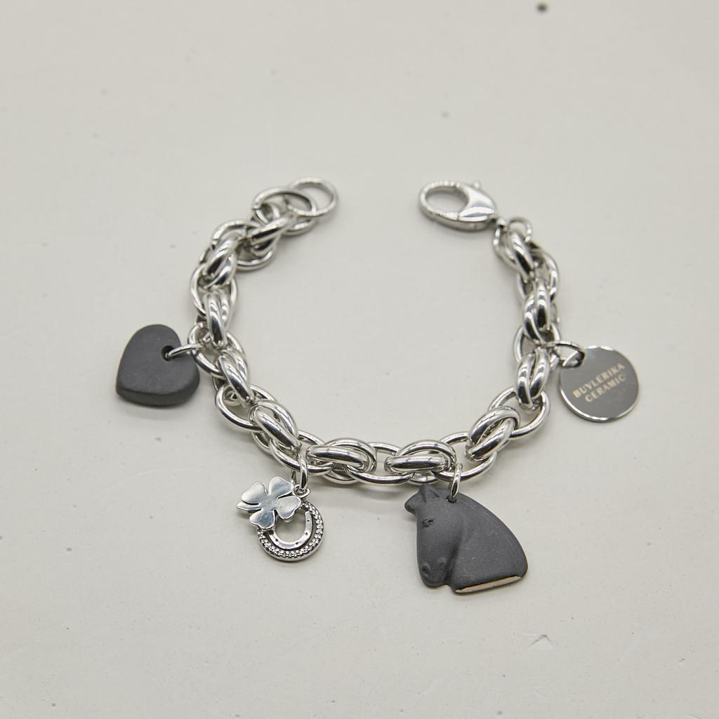 Браслет с талисманами: черное сердце, голова лошади, клевер, подкова в платине