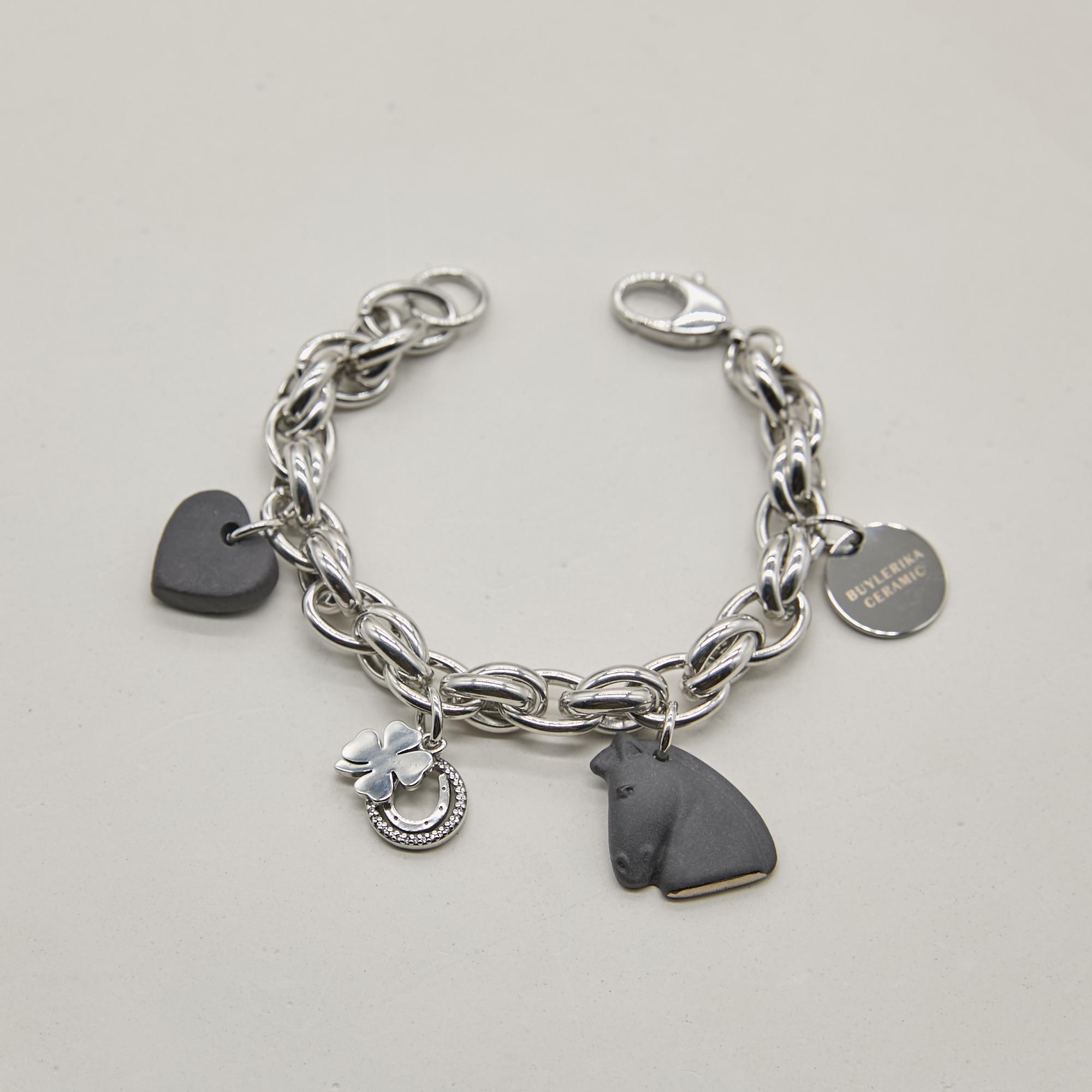 Браслет с талисманами: черное сердце, голова лошади, клевер, подкова в платине