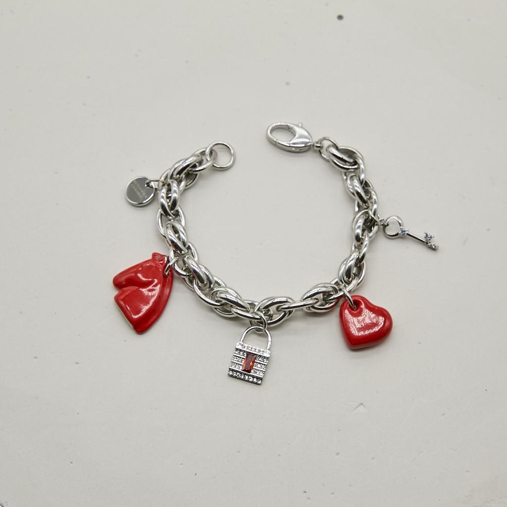 Браслет с талисманами: красное сердце, голова лошади, замочек, ключик в платине