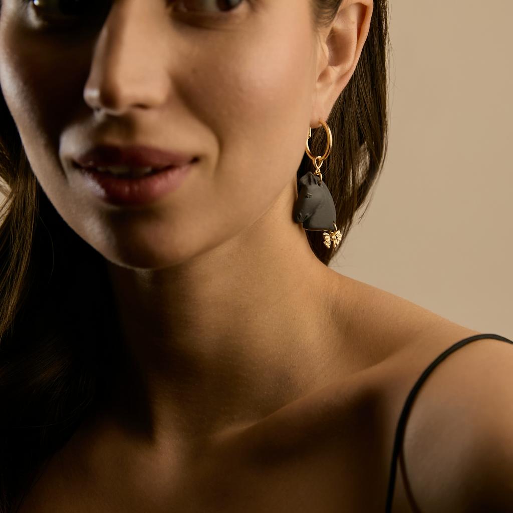 Серьги лошади S черные на кольцах с бантиками в золоте