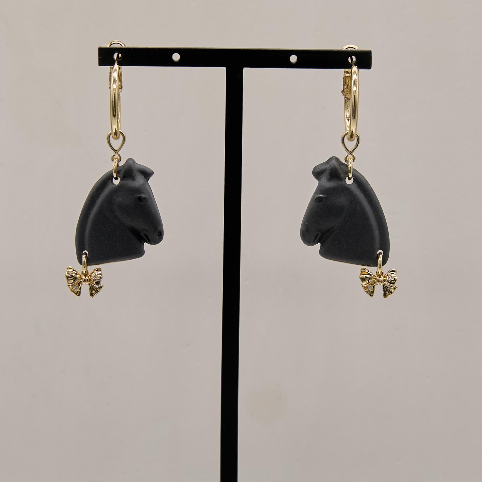 Серьги лошади S черные на кольцах с бантиками в золоте