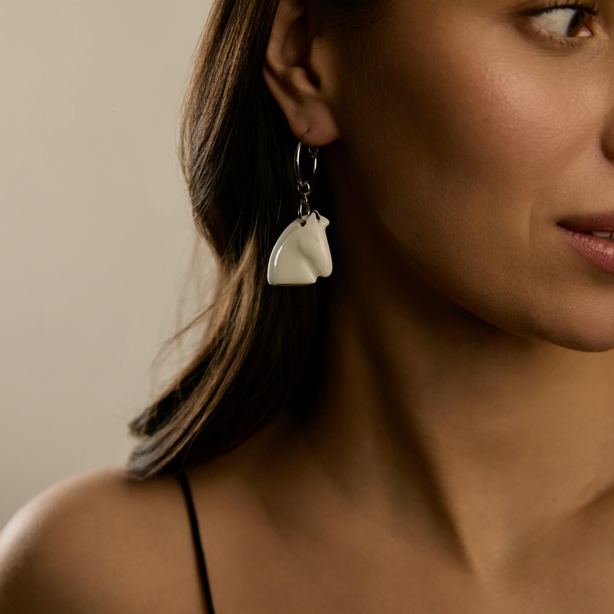 Серьги асимметричные голова лошади S белая и клевер