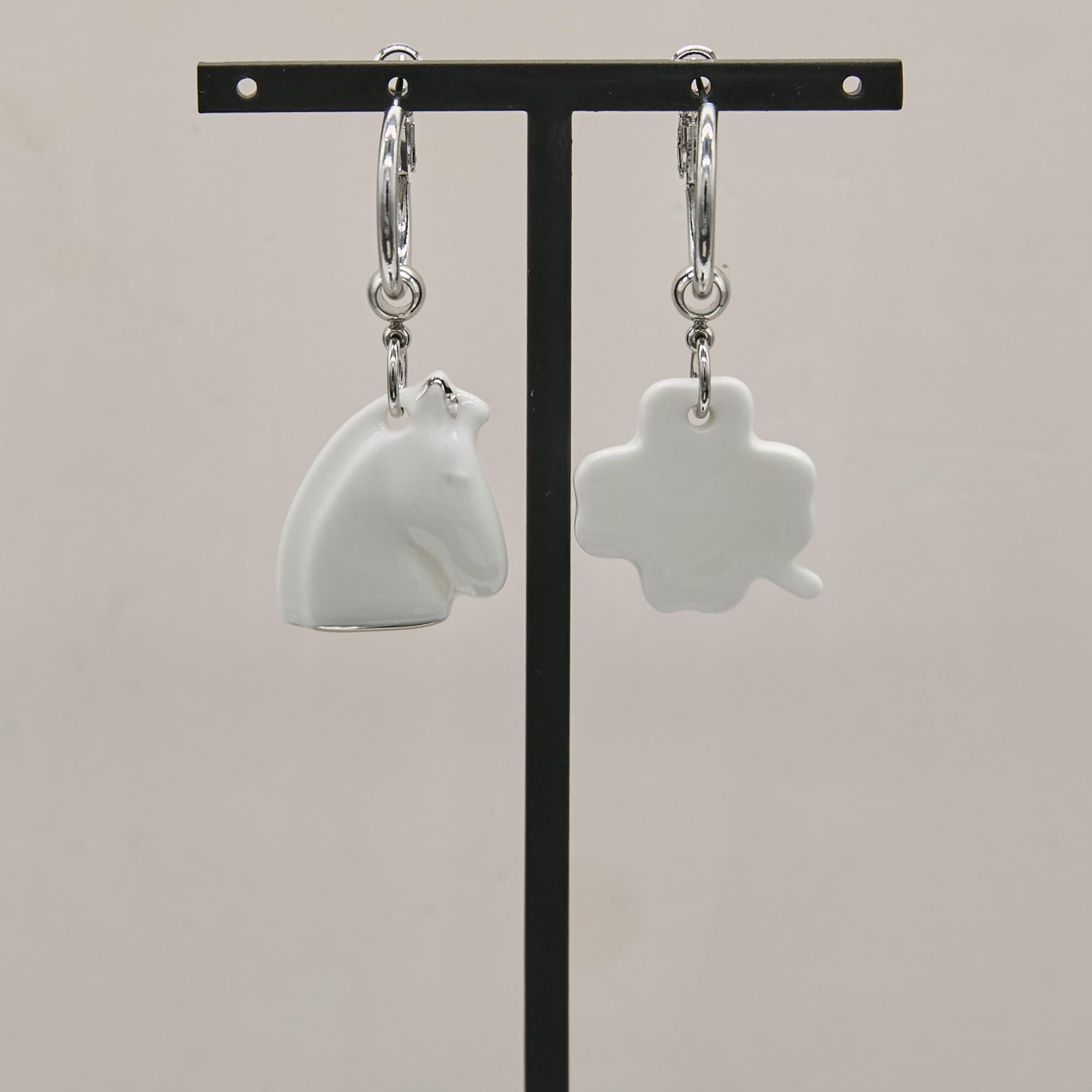 Серьги асимметричные лошадь клевер белые фарфор авторские Buylerika