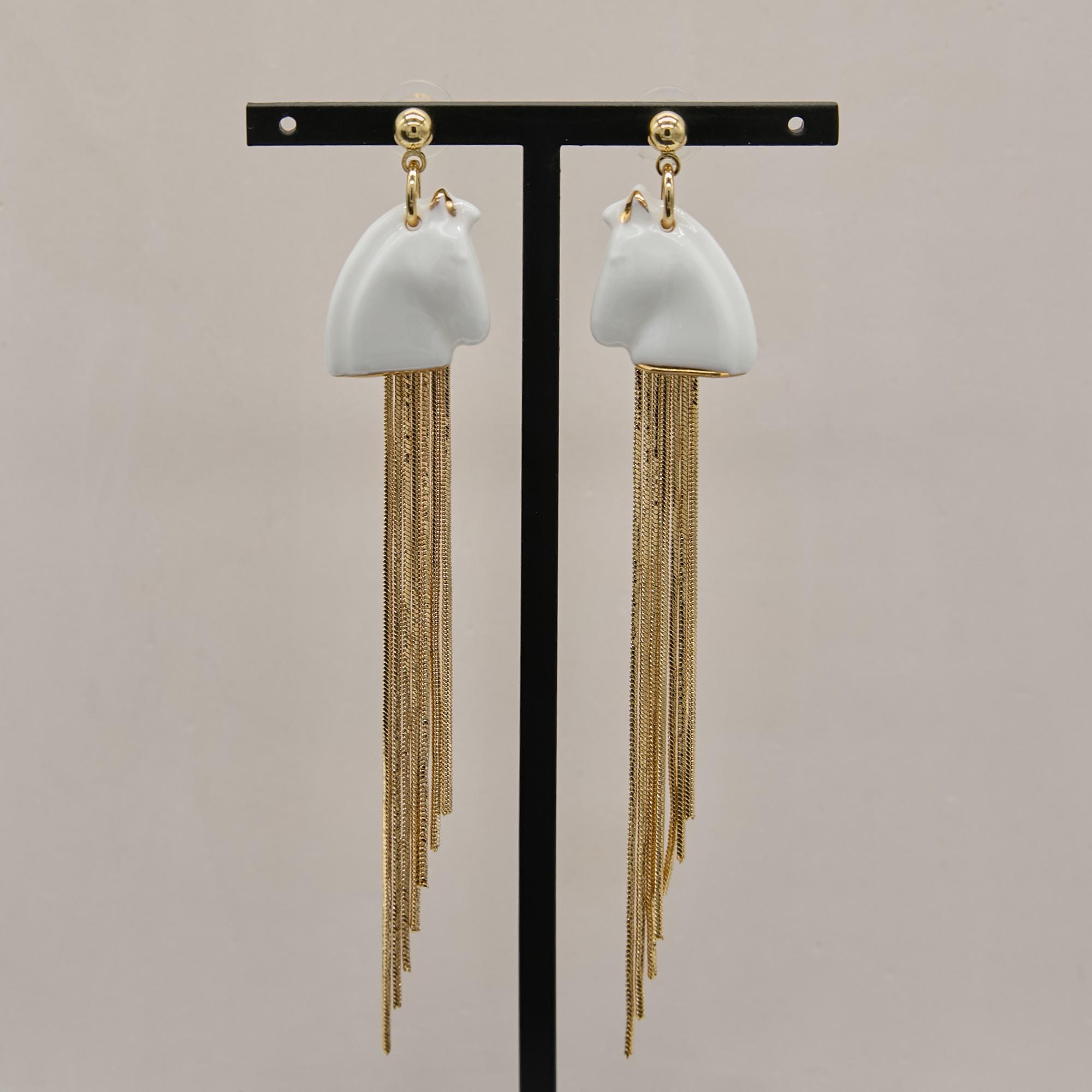 Серьги лошади XS белые с кистями в золоте