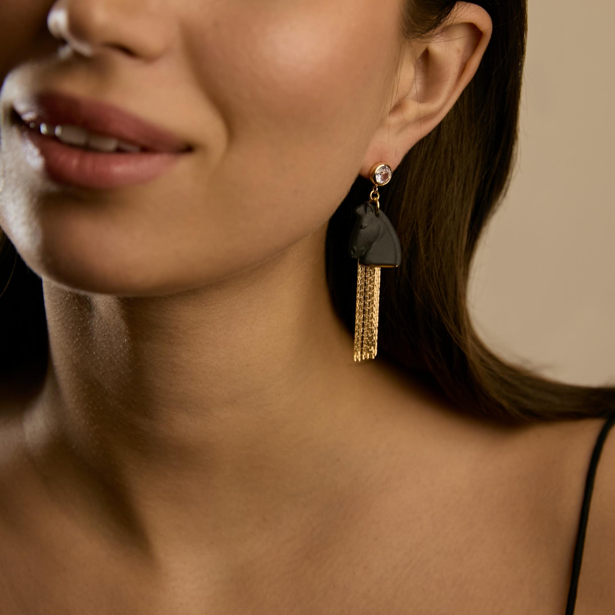 Серьги лошади XS черные с кистями в золоте