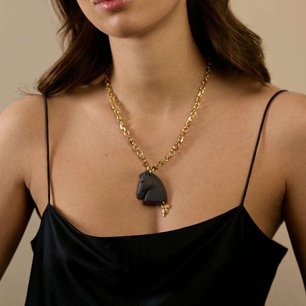 Кулон голова лошади черная с бантиком на цепи в золоте