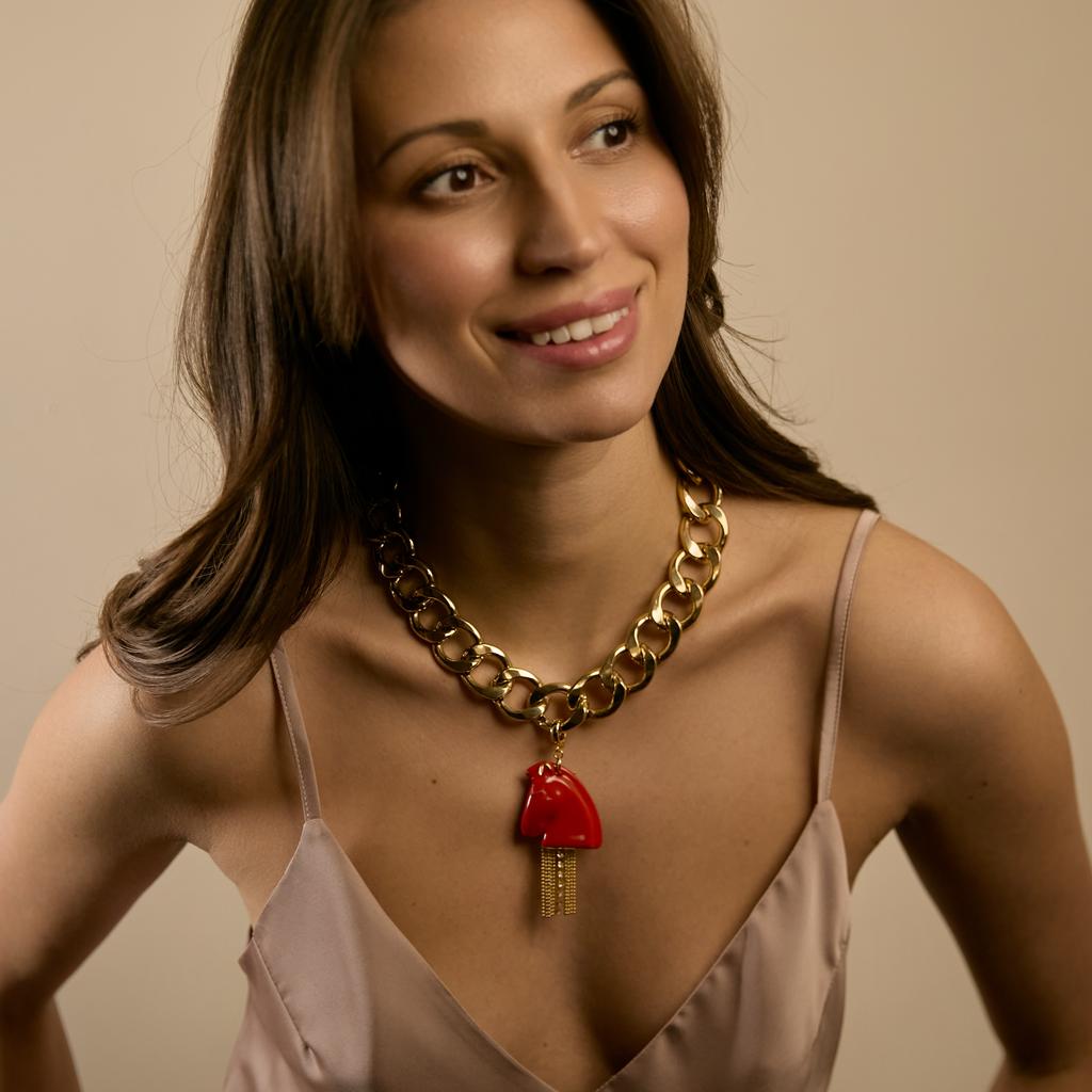 Кулон съемный голова лошади на крупной цепи с кисточкой в золоте