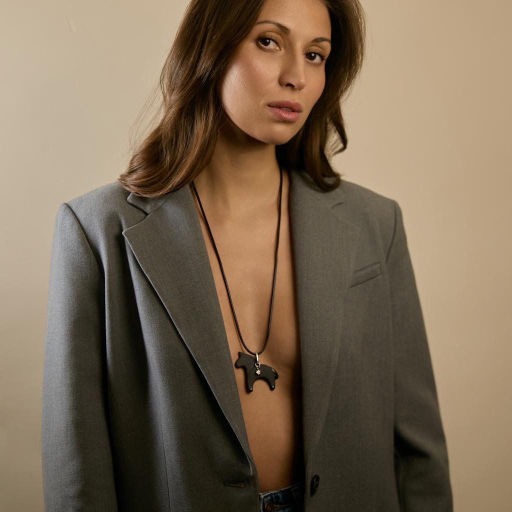 Кулон лошадка черная со звездочкой на шнурке в платине