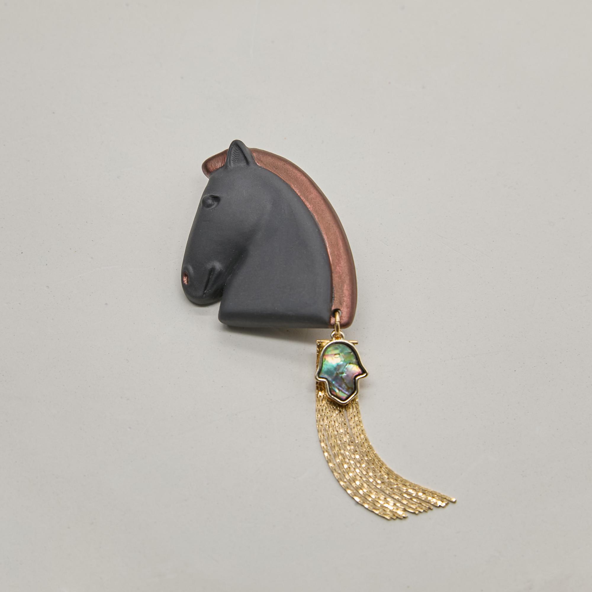 Брошь голова лошади L черная с рукой Хамса в золоте