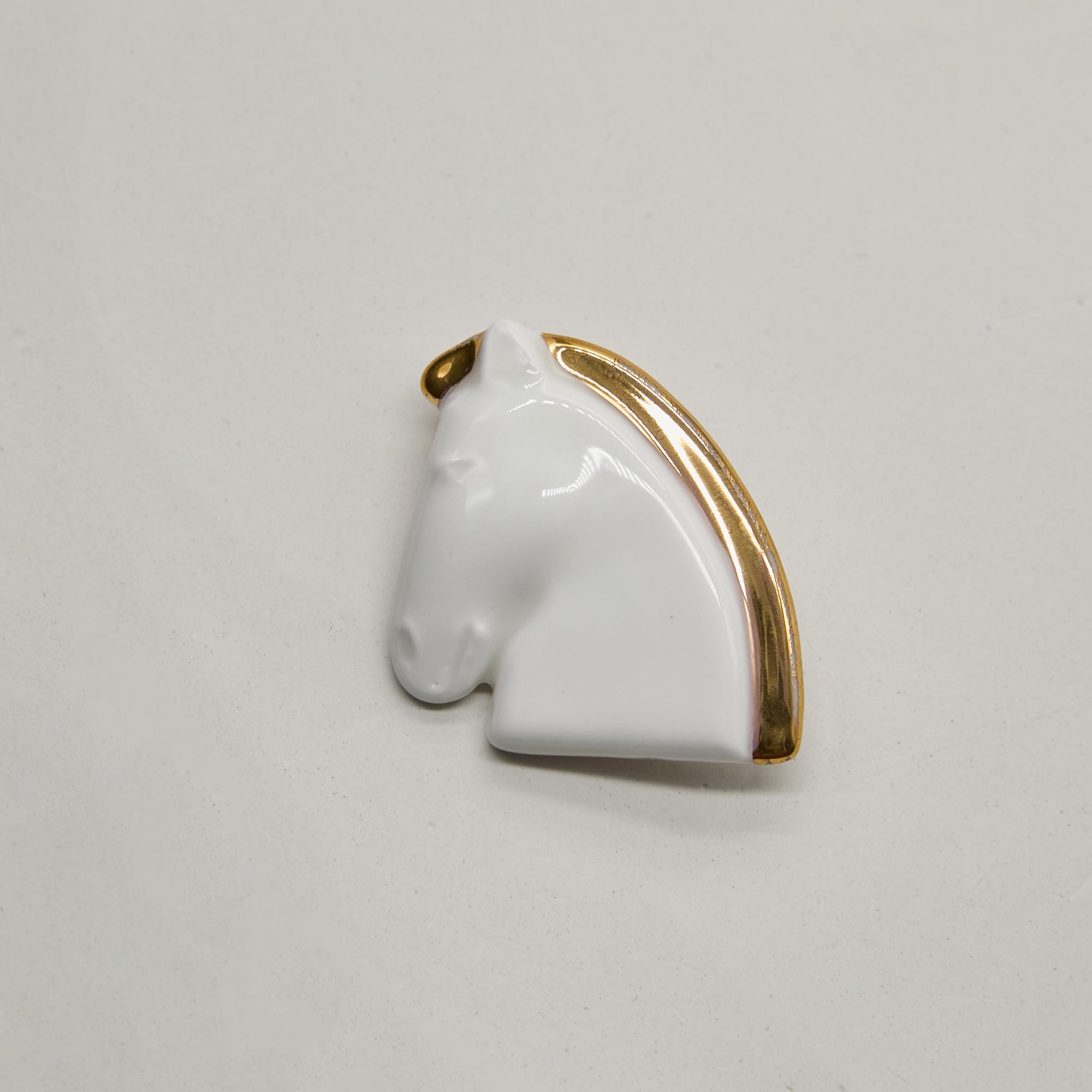 Брошь голова лошади L белая с золотом