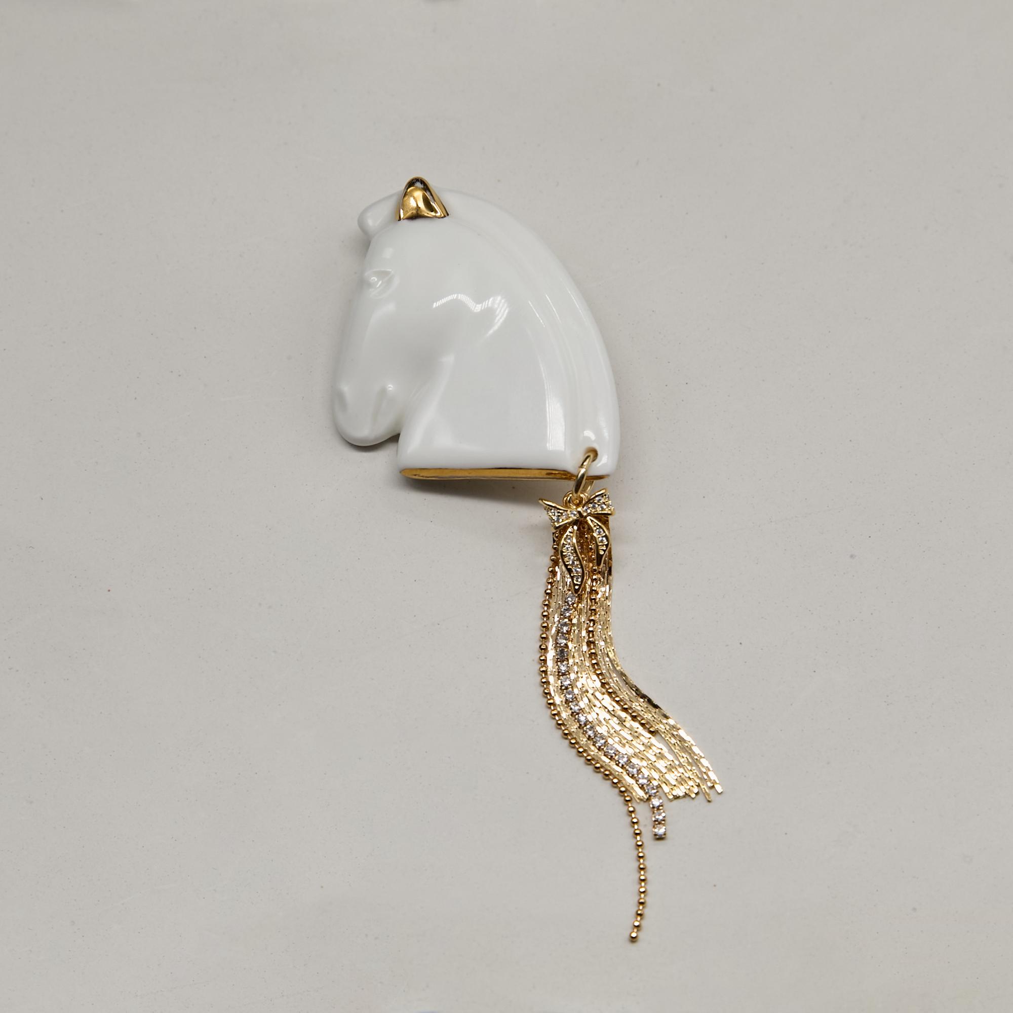 Брошь голова лошади L белая с бантиком в золоте