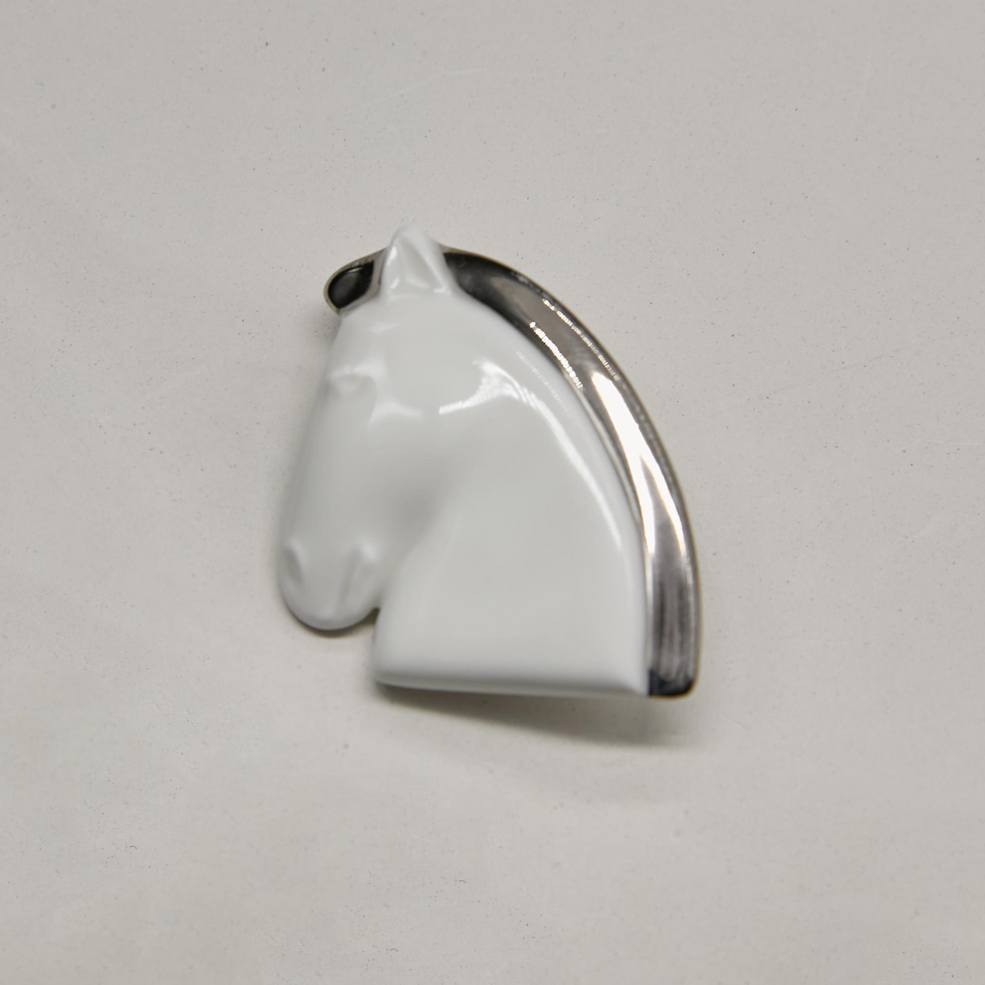 Брошь голова лошади L белая с платиной