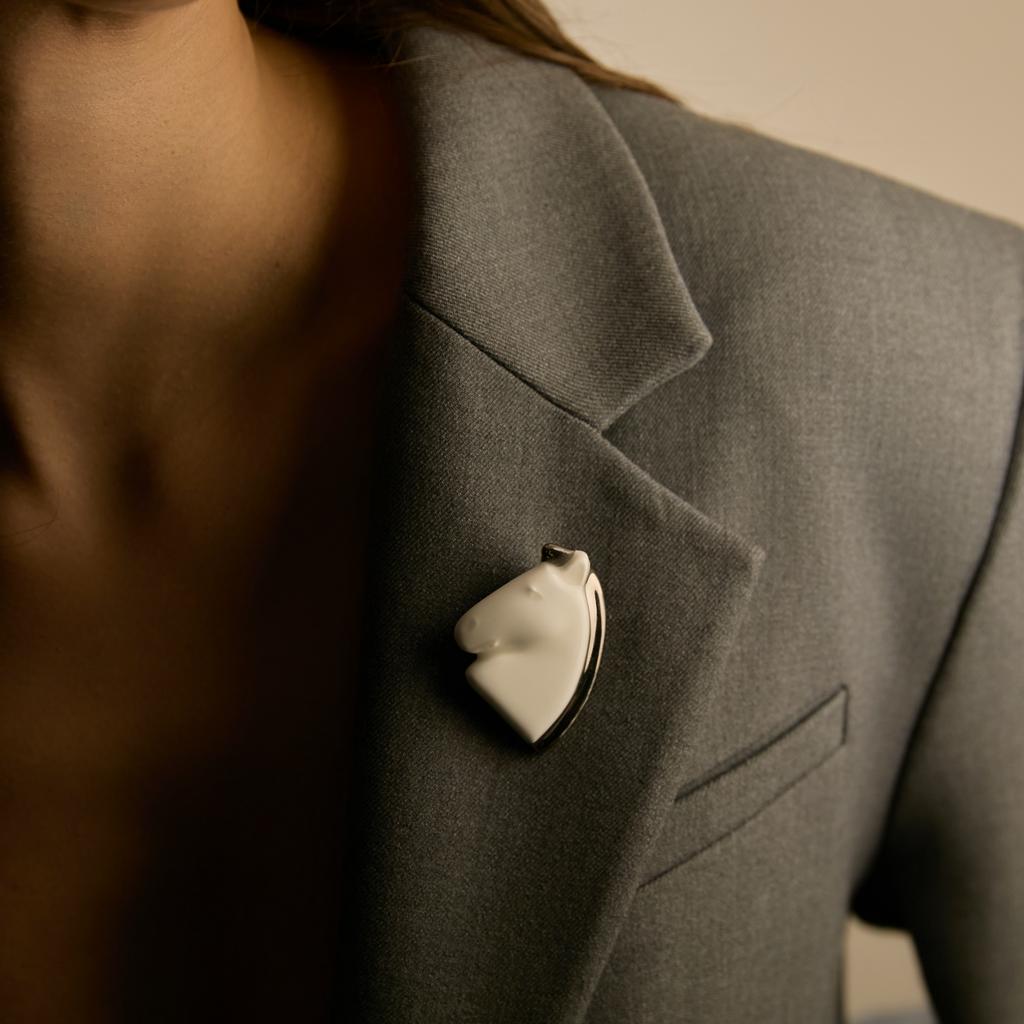 Брошь голова лошади M белая с платиной