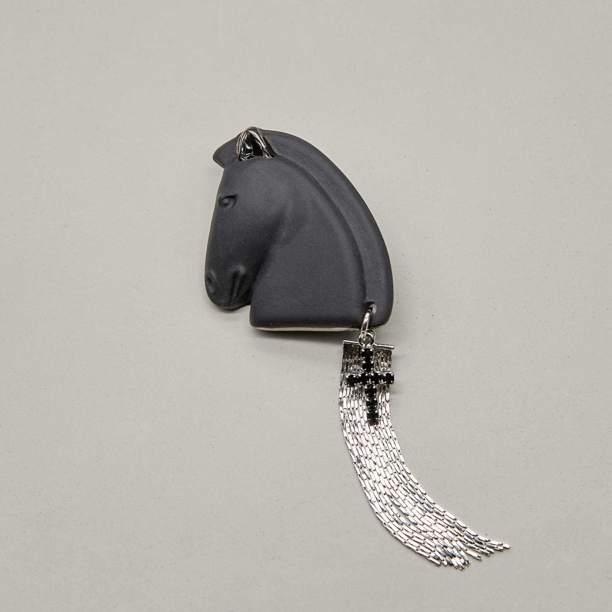 Брошь голова лошади M черная с крестом в платине