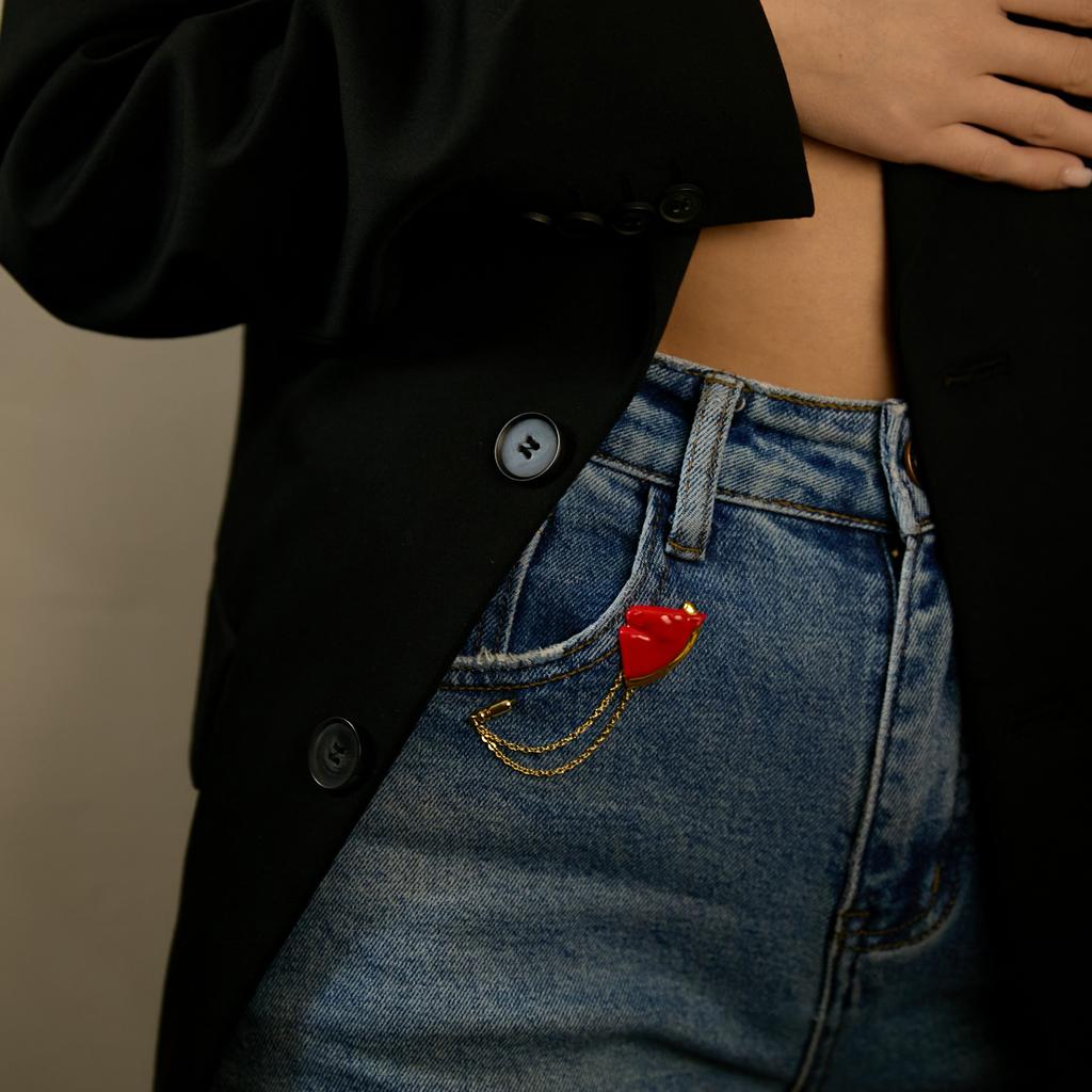 Брошь голова лошади S красная на французской булавке в цепью в золоте