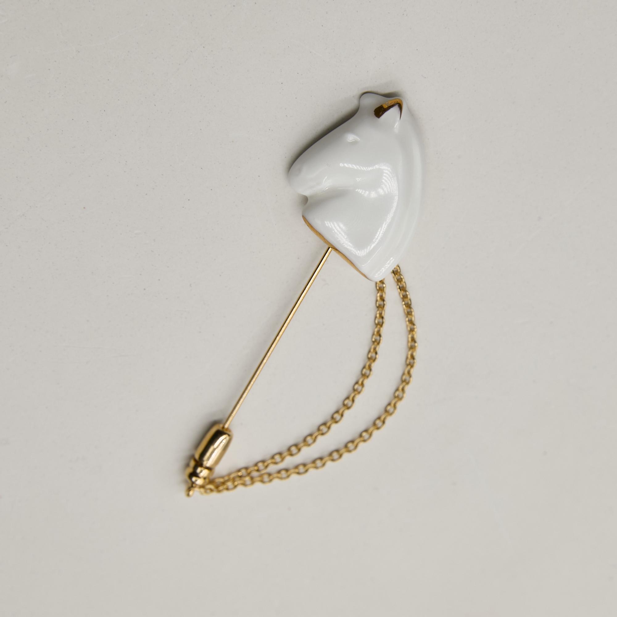 Брошь голова лошади S белая на французской булавке с цепью в золоте