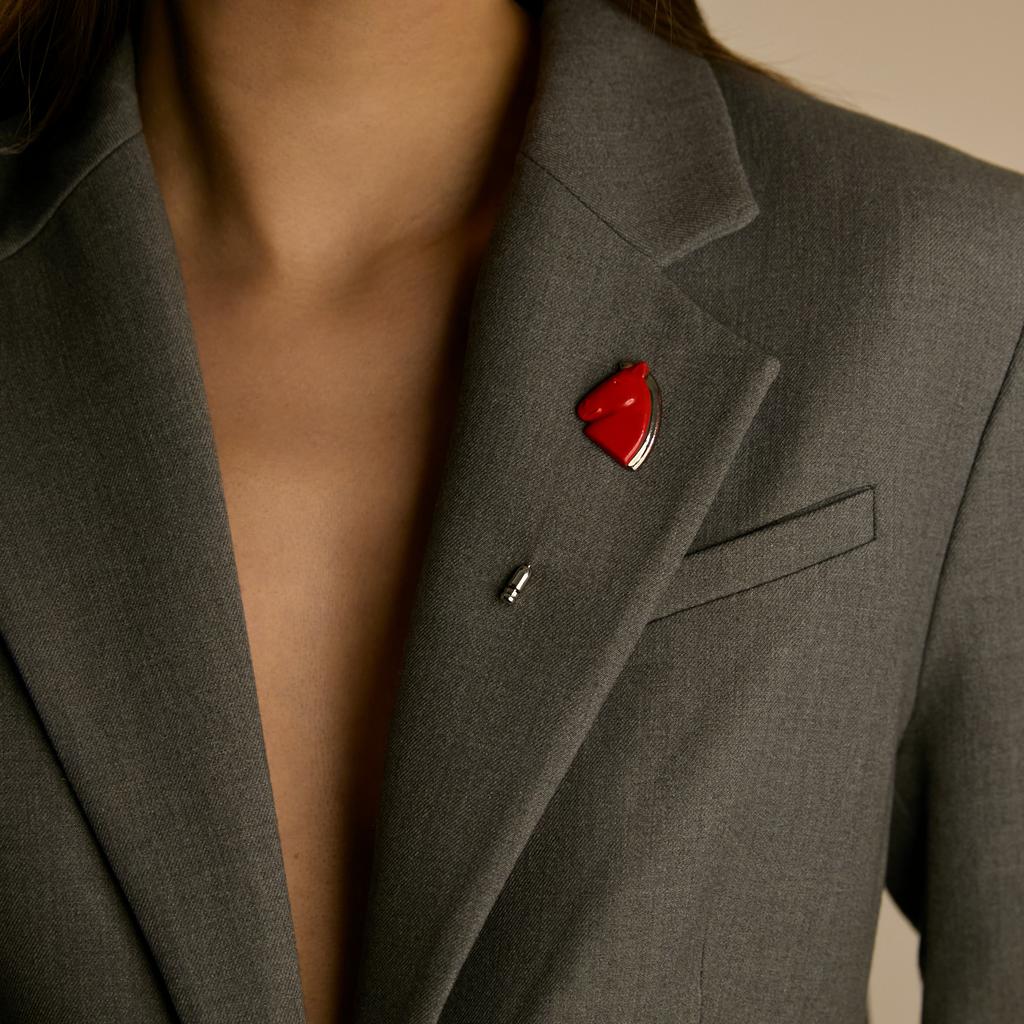 Брошь голова лошади S красная на французской булавке в платине