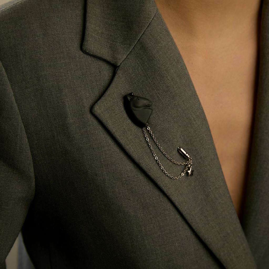 Брошь голова лошади S черная на французской булавке в платине