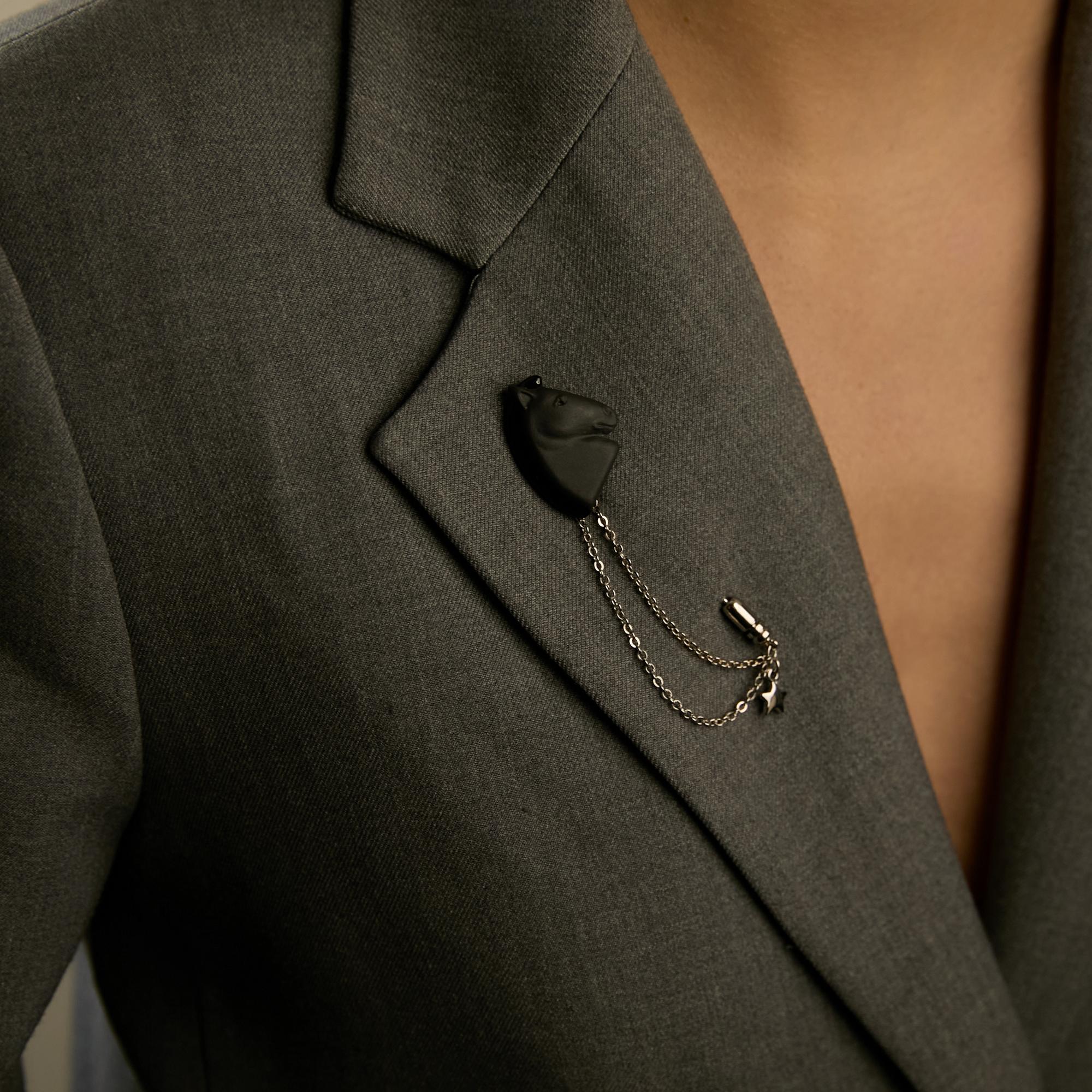 Брошь голова лошади S черная на французской булавке в платине