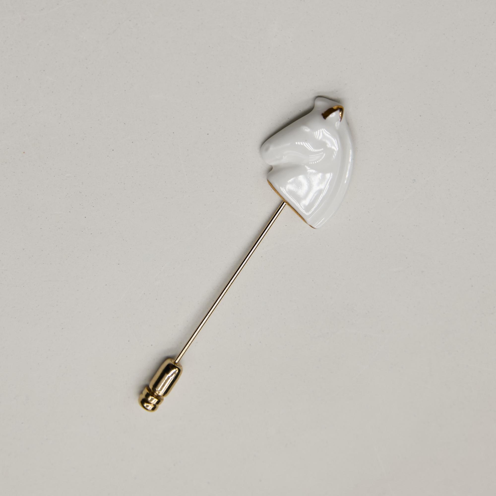 Брошь голова лошади XS белая на французской булавке в золоте