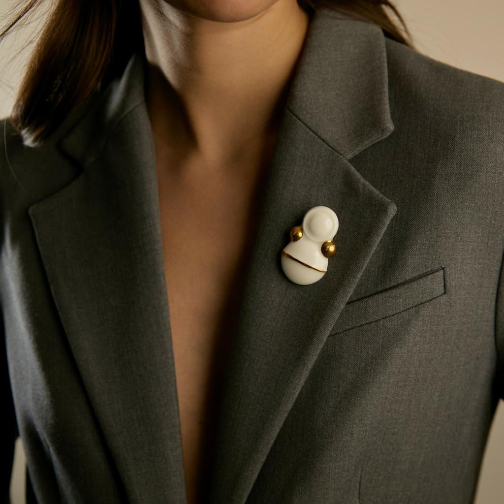 Брошь неваляшка белая с золотом