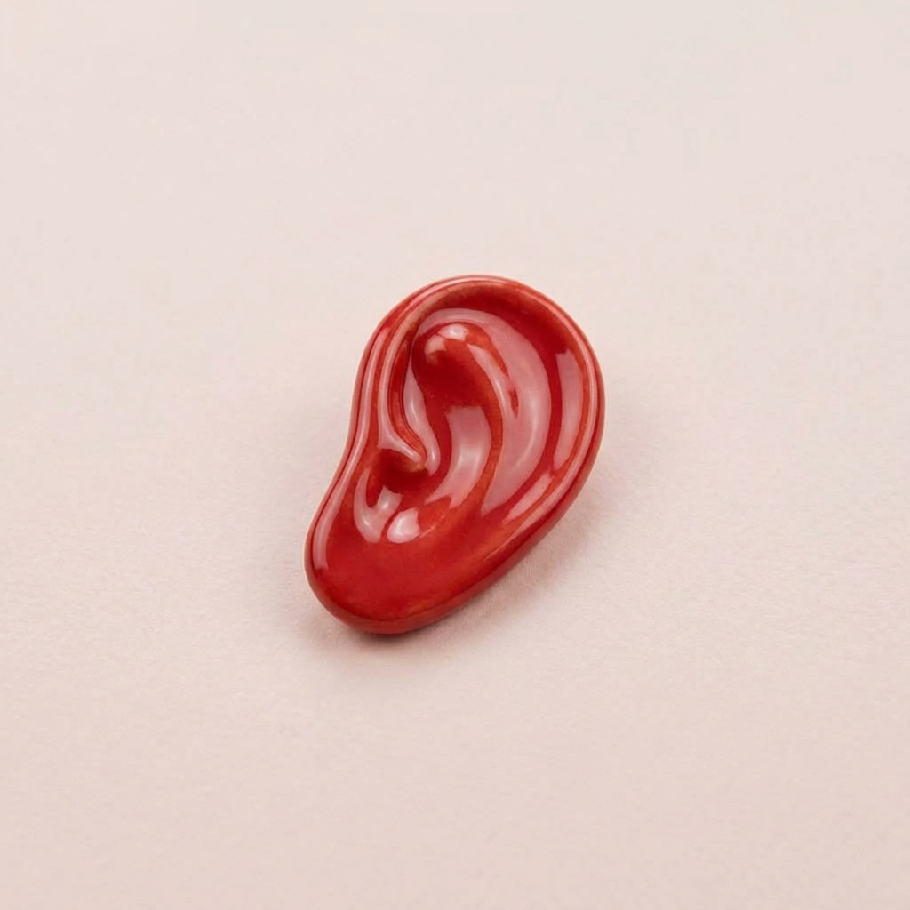 Брошь ухо красное