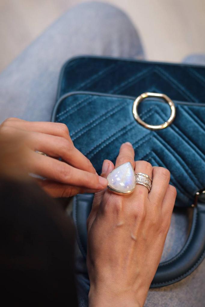 Кольцо с лунным камнем формы капля