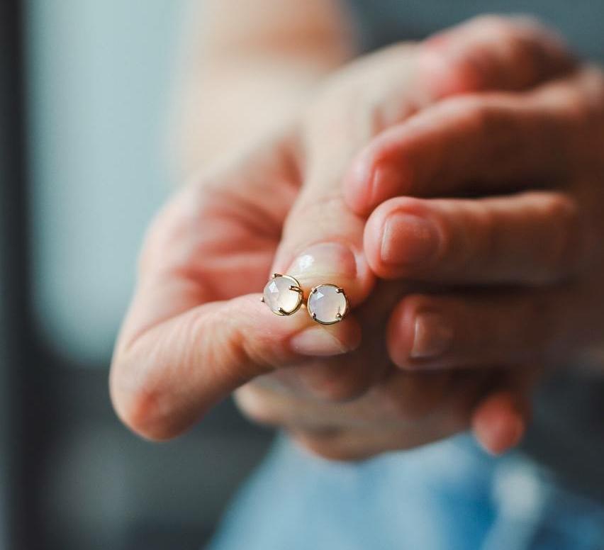 Серьги гвоздики с лунным камнем